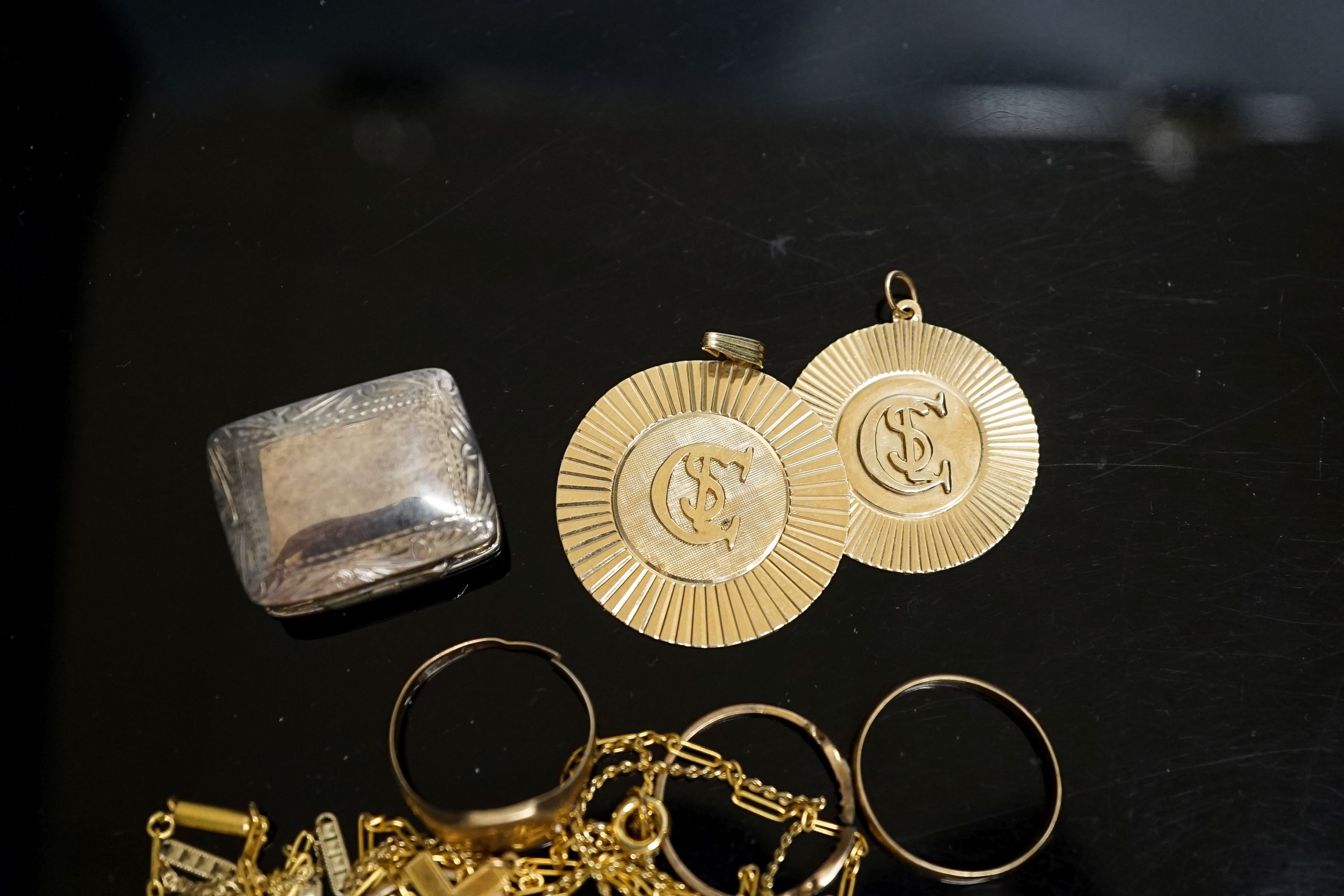 A group of mixed yellow metal items including two 14k pendants and a 14k band, 11.5 grams, two 9ct items, 6.5 grams and other damaged jewellery.